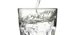 Wasser wird in ein Glas gegossen