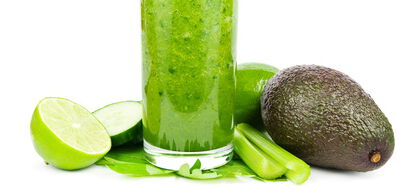 Grüner Smoothie aus Avocado Gurke und Limette