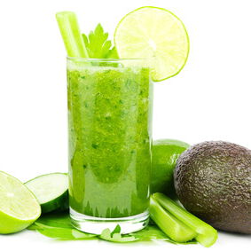Grüner Smoothie aus Avocado Gurke und Limette